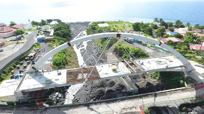 Génie civil — Construction d'un pont en arc par COMABAT en Martinique, vue aérienne