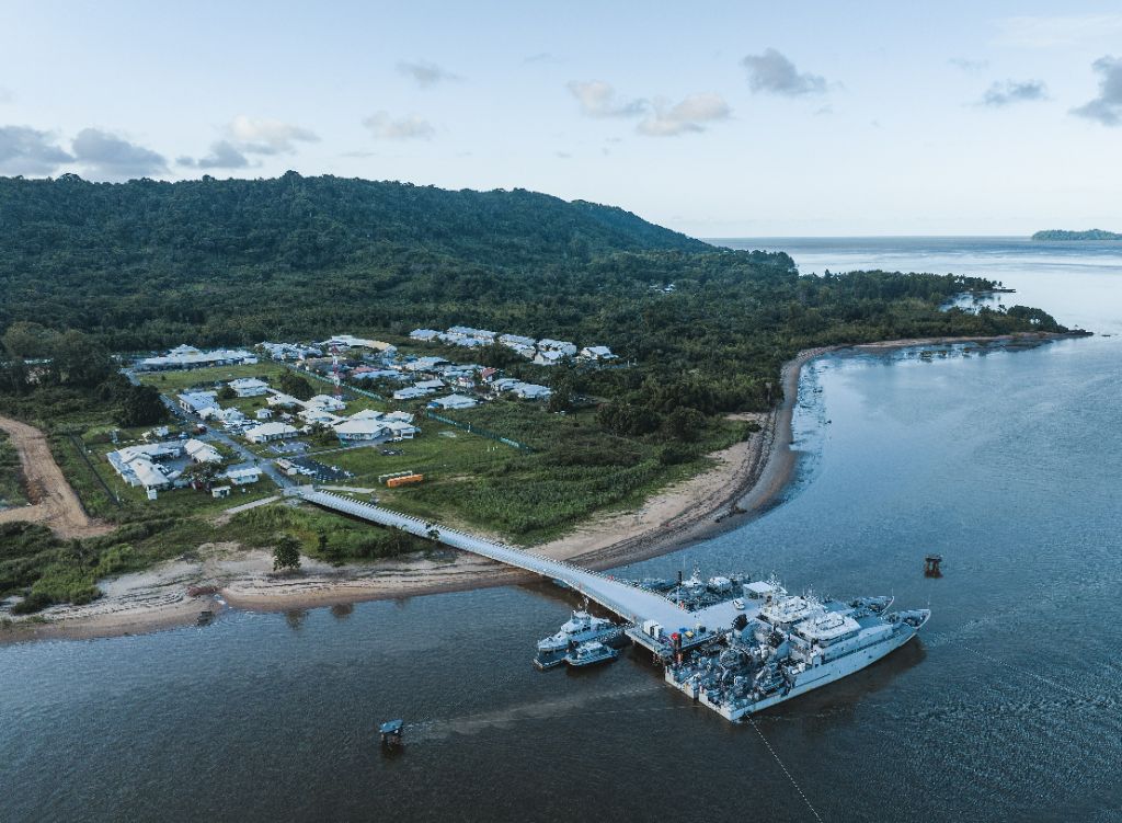 Quai base navale Degrad des Cannes — COMABAT